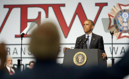 奥巴马在退伍军人大会上使用提词器