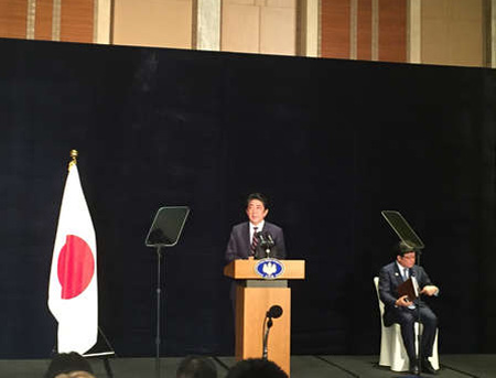 日本首相发布会也用演讲提词器